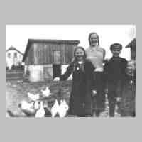 051-0010 Ostern 1936 - Kinder auf dem Huehnerhof. Rechts Magdalena Neumann..jpg